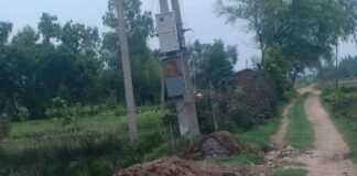 उत्मापुर में सड़क किनारे कचरे के ढेर से दुर्गंध:मच्छरों का प्रकोप और बीमारियों का खतरा, राहगीरों को निकलने में दिक्कत