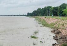 दुबौलिया में सरयू नदी का जलस्तर बढ़ा, बाढ़ का खतरा:तटबंध और गांवों पर दबाव बढ़ा, चांदपुर में भी चिंता