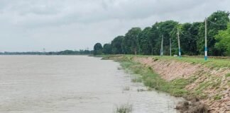 दुबौलिया में सरयू नदी का जलस्तर बढ़ा, बाढ़ का खतरा:तटबंध और गांवों पर दबाव बढ़ा, चांदपुर में भी चिंता