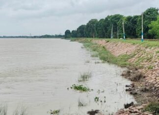 दुबौलिया में सरयू नदी का जलस्तर बढ़ा, बाढ़ का खतरा:तटबंध और गांवों पर दबाव बढ़ा, चांदपुर में भी चिंता