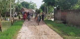 इटैहिया गांव में बाढ़ का पानी निकला, गंदगी फैली:कीचड़ से संक्रामक रोगों का खतरा बढ़ा, ग्रामीणों ने छिड़काव की मांग की