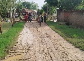 इटैहिया गांव में बाढ़ का पानी निकला, गंदगी फैली:कीचड़ से संक्रामक रोगों का खतरा बढ़ा, ग्रामीणों ने छिड़काव की मांग की