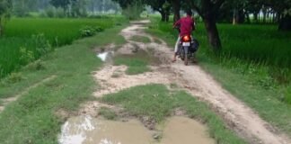 श्रावस्ती में चार गांवों को जोड़ने वाला मार्ग खस्ताहाल:बारिश से कीचड़ और दलदल में बदला, हजारों लोगों का आवागमन ठप