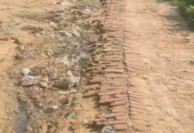 श्रावस्ती के महादेवा नासिरगंज में सड़क पर जलभराव से ग्रामीण:मुख्य संपर्क मार्ग कटा पड़ा, पैदल चलना मुश्किल, बच्चों को दिक्कत