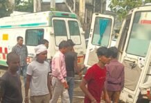 अज्ञात वाहन की टक्कर से बाइक सवार तीन लोग घायल:मल्हीपुर में हादसा, दो मेडिकल कॉलेज रेफर