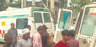 अज्ञात वाहन की टक्कर से बाइक सवार तीन लोग घायल:मल्हीपुर में हादसा, दो मेडिकल कॉलेज रेफर