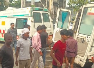 अज्ञात वाहन की टक्कर से बाइक सवार तीन लोग घायल:मल्हीपुर में हादसा, दो मेडिकल कॉलेज रेफर
