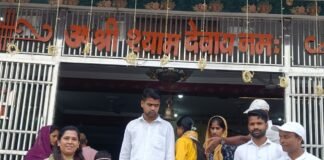 कृष्ण जन्माष्टमी पर नगर पालिका अध्यक्ष ने की पूजा:महराजगंज में पुष्प लता मंगल ने श्याम मंदिर में नगरवासियों के सुख-समृद्धि की कामना की