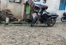 महराजगंज में कांशीराम पोखरा आवास की सड़क खराब:स्थानीय लोग परेशान, विभाग की अनदेखी पर आंदोलन की चेतावनी दी