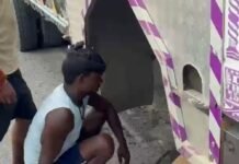 श्रावस्ती में ओवरलोड ट्रक का एक्सल टूटा, पहियों में ब्लास्ट:अनियंत्रित होकर चार पहिया वाहन से टकराया, सवारियां बाल-बाल बचीं