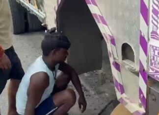 श्रावस्ती में ओवरलोड ट्रक का एक्सल टूटा, पहियों में ब्लास्ट:अनियंत्रित होकर चार पहिया वाहन से टकराया, सवारियां बाल-बाल बचीं