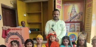 बहराइच में सरस्वती विद्या मंदिर नानपारा में जन्माष्टमी का उत्सव:बच्चों ने कृष्ण-राधा का रूप धरा, गीत-भजन के साथ दिए संदेश