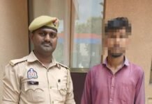 शादी का झांसा देकर दुष्कर्म, फोटो वायरल करने वाला गिरफ्तार:घुघली पुलिस ने लक्ष्मीपुर महंथ के आरोपी शिव कुमार गुप्ता को परसौनी चौराहे से पकड़ा