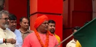 देवीपाटन से 108 श्रद्धालुओं का दल अयोध्या दर्शन के लिए:पीठाधीश्वर मिथिलेश नाथ योगी ने हरी झंडी दिखाकर किया रवाना