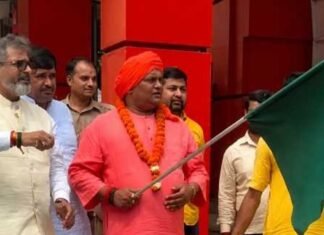 देवीपाटन से 108 श्रद्धालुओं का दल अयोध्या दर्शन के लिए:पीठाधीश्वर मिथिलेश नाथ योगी ने हरी झंडी दिखाकर किया रवाना