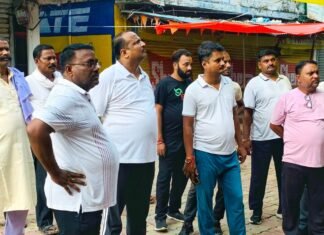सिसवा की व्यवस्थाएं परखने निकले नगर पालिका परिषद अध्यक्ष:अधिकारियों को दिए साफ-सफाई, लाइट और पानी के इंतजाम दुरुस्त रखने के निर्देश