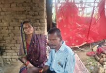 दिव्यांग का परिवार टूटी झोपड़ी में रहने को मजबूर:बस्ती में पत्नी धनावती तीन बच्चों संग बदहाली में जी रही, पक्के आवास का इंतजार