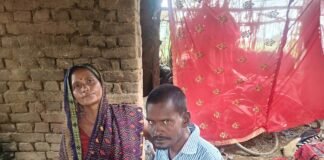 दिव्यांग का परिवार टूटी झोपड़ी में रहने को मजबूर:बस्ती में पत्नी धनावती तीन बच्चों संग बदहाली में जी रही, पक्के आवास का इंतजार