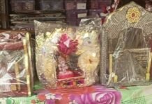 जन्माष्टमी के लिए सजे बाजार, बिक रहे श्री कृष्ण जन्मोत्सव:महाराजगंज में कान्हा और राधा की पोशाक, झूले समेत कई चीजें उपलब्ध