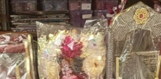 जन्माष्टमी के लिए सजे बाजार, बिक रहे श्री कृष्ण जन्मोत्सव:महाराजगंज में कान्हा और राधा की पोशाक, झूले समेत कई चीजें उपलब्ध