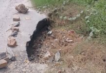 बस्ती के पोखरा-चिलमा मार्ग पर गड्ढा, हादसे का खतरा बना:राहगीर परेशान; कई शिकायतों के बाद भी कार्रवाई नहीं