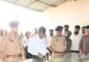 सोनौली सीमा पर निर्माणाधीन परियोजनाओं की धीमी गति पर मंडलायुक्त:विकास परियोजनाओं का किया निरीक्षण, समीक्षा कर लापरवाही पर 10% कास्ट करेक्शन की कटौती के दिए निर्देश