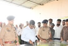सोनौली सीमा पर निर्माणाधीन परियोजनाओं की धीमी गति पर मंडलायुक्त:विकास परियोजनाओं का किया निरीक्षण, समीक्षा कर लापरवाही पर 10% कास्ट करेक्शन की कटौती के दिए निर्देश