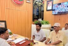 अध्यक्ष डॉ. धीरेन्द्र प्रताप सिंह ने सुनीं जनसमस्याएं:अधिकारियों को सड़क, नाली, पेयजल समेत कई मुद्दों पर दिए त्वरित समाधान के निर्देश