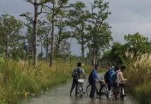 घाघरा नदी का जलस्तर तेजी से घटा:बाढ़ प्रभावित गांवों में पानी कम हुआ, आवागमन आसान; किसानों को राहत मिली