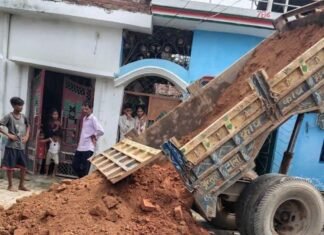 पयागपुर में बारिश के बाद जलभराव, रविश मिट्टी पटाई जारी:नगर पंचायत ने शुरू कराया काम, लोगों ने की स्थाई समाधान की मांग