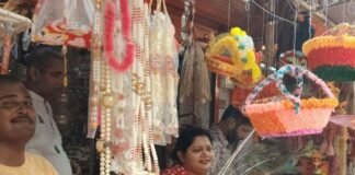 झारखंडी राधा-कृष्ण मंदिर में जन्माष्टमी की तैयारियां तेज, भीड़ उमड़ी:लड्डू गोपाल की पोशाक और श्रृंगार सामग्री खरीदने पहुंचे श्रद्धालु
