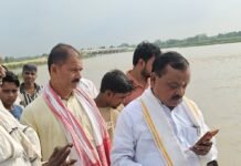 श्रावस्ती विधायक ने सिसवारा घाट पर कटान का जायजा लिया:स्थानीय लोगों से बात कर अधिकारियों को तुरंत कार्रवाई के निर्देश दिए
