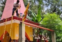 रत्नापुर के रत्नेश्वर नाथ मंदिर में कृष्ण जन्मोत्सव की तैयारी:सुबह से ही लोग सजावट में जुटे, श्रावस्ती में उत्साह का माहौल