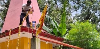 रत्नापुर के रत्नेश्वर नाथ मंदिर में कृष्ण जन्मोत्सव की तैयारी:सुबह से ही लोग सजावट में जुटे, श्रावस्ती में उत्साह का माहौल