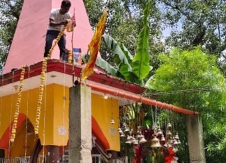 रत्नापुर के रत्नेश्वर नाथ मंदिर में कृष्ण जन्मोत्सव की तैयारी:सुबह से ही लोग सजावट में जुटे, श्रावस्ती में उत्साह का माहौल
