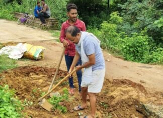 पयागपुर में बारिश से पुल और सड़क टूटी:कई गांवों का संपर्क कटा, आवागमन में भारी दिक्कत; विधायक से मरम्मत की मांग