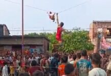 पिपरा सोनाड़ी में जन्माष्टमी पर मटका फोड़, निकली भव्य झांकी:10 फीट ऊंची मटकी फोड़ने को कीचड़ में उतरे बच्चे-युवा, जय श्रीकृष्ण के जयकारों से गूंजा परिसर