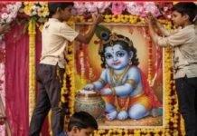 गांव में जन्माष्टमी पर बच्चों ने संभाली मंदिर की सजावट:रंग-बिरंगे फूलों से सजाया गया मंदिर, बाल स्वरूप की झांकी बनी आकर्षण का केंद्र