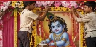 गांव में जन्माष्टमी पर बच्चों ने संभाली मंदिर की सजावट:रंग-बिरंगे फूलों से सजाया गया मंदिर, बाल स्वरूप की झांकी बनी आकर्षण का केंद्र