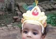 जन्माष्टमी पर नन्हे बच्चे बने कान्हा:पीले वस्त्र, मोरपंख और बांसुरी से सजा बाल स्वरूप सबका मन मोह रहा