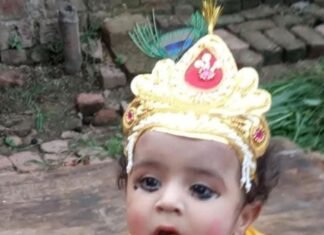जन्माष्टमी पर नन्हे बच्चे बने कान्हा:पीले वस्त्र, मोरपंख और बांसुरी से सजा बाल स्वरूप सबका मन मोह रहा