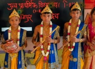 8 बच्चों ने कृष्ण का रूप धारण कर दिया धर्म:पयागपुर के प्राथमिक विद्यालय में जन्माष्टमी पर मनमोहक झांकियां प्रस्तुत कीं