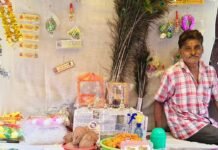 जन्माष्टमी से पहले पयागपुर के बाजार गुलजार:पूजन सामग्री, मूर्तियां और खीरा 51 से 101 रुपये में बिक रहा, मंदिरों में भी सजावट