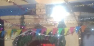 दीकौली के धनुष धारी बाबा मंदिर में सजावट और प्रसाद:श्रावस्ती के सोनवा थाना क्षेत्र में सुबह से जुटे ग्रामीण, भगवान कृष्ण के प्रति दिखी आस्था