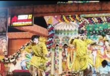 श्रावस्ती में जन्माष्टमी पर मंदिरों में सजी झांकियां:फूलों-रोशनी से सजे मंदिर, बाजारों में बाल गोपाल की पोशाक और पूजा सामग्री की जमकर खरीदारी