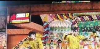 श्रावस्ती में जन्माष्टमी पर मंदिरों में सजी झांकियां:फूलों-रोशनी से सजे मंदिर, बाजारों में बाल गोपाल की पोशाक और पूजा सामग्री की जमकर खरीदारी