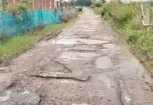 खुरथुवा-पयागपुर मार्ग पर टूटी सड़क से राहगीर चोटिल:टेवस नदी के पास पूरी तरह ध्वस्त, ग्रामीणों ने मरम्मत की मांग की