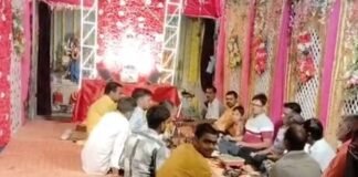 परसोत्तमपुर में कन्हैया जन्माष्टमी पर भजन-कीर्तन, श्रद्धालु डूबे भक्ति में:श्रावस्ती के परसोत्तमपुर में हर साल की तरह इस बार भी कलाकारों ने दी प्रस्तुति