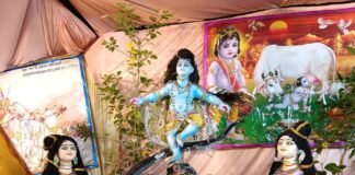बस्ती में श्रीकृष्ण जन्माष्टमी पर मंदिरों में गूंजे जयकारे:एसपी ने पत्नी-बेटी संग की लड्डू गोपाल की आरती, कंपनीबाग की झांकी में बच्चों ने मोहा मन