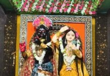 दुबौलिया धर्मुपुर चौराहे पर जन्माष्टमी मनाई गई:श्रीकृष्ण का जन्मोत्सव धूमधाम से मना, झांकियां भी सजाई गईं